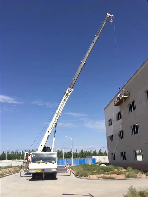 灌南县“轻装强干”—— 吊车的 “轻量化臂架” 技术